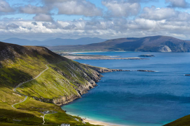 widok z gór na wyspie achill, hrabstwo mayo na zachodnim wybrzeżu republiki irlandii - mayo zdjęcia i obrazy z banku zdjęć