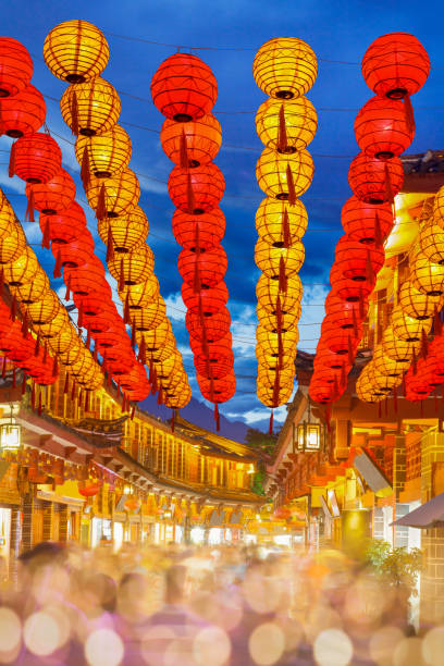 cidade velha de lijiang à noite com turistas da multidão, yunnan china. - asian culture traditional culture chinese culture antiquities - fotografias e filmes do acervo