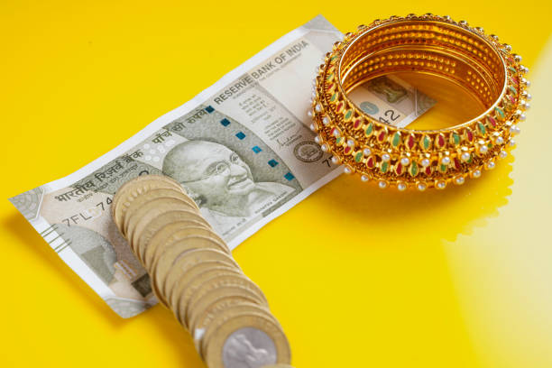 new indian five hundred rupees note, coins and gold jewelry over yellow background - jewelry paper currency gold currency imagens e fotografias de stock