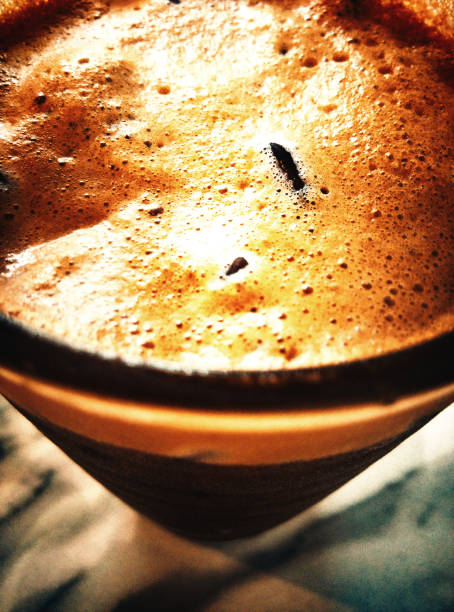 필터링 된 이미지 - 우유와 커피 한 잔, 상단에 거품에 초점을 맞추고. - mobilestock coffee latté drink 뉴스 사진 이미지