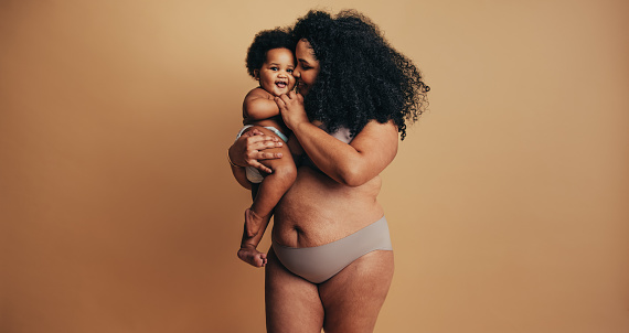 Más tamaño mujer con su bebé photo