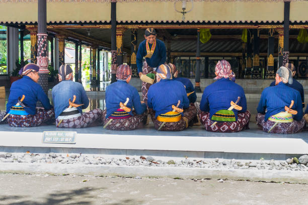 kraton palast von yogyakarta, java insel, indonesien - die diener des sultans in nationalen batiken und mit personalisierten dolchen hinter dem gürtel. frühstückszeremonie. - national landmark editorial color image horizontal stock-fotos und bilder