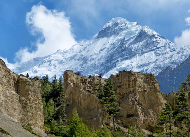 Mustang district, Nepal. magníficas montañas del himalaya en nepal, espectaculares acantilados de piedra caliza blanca, bosque de coníferas prístina en las estribaciones del himalaya, pico de montaña nilgiri cubierto de nieve, zona de conservación annapurna, meditación zen
