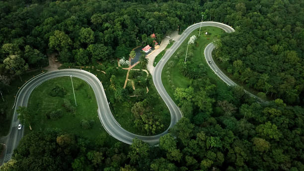 дрон выстрел кривой маршрута на горе. - thailand forest outdoors winding road стоковые фото и изображения