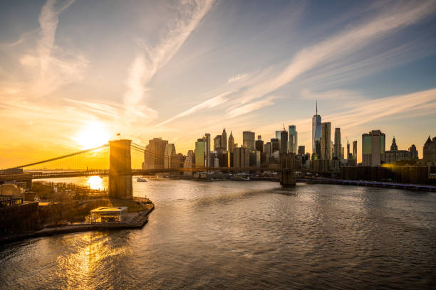 rascacielos del bajo manhattan y puente de brooklyn al atardecer - brooklyn bridge new york city angle brooklyn fotografías e imágenes de stock