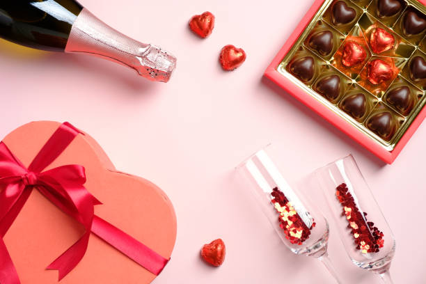 с днем святого валентина концепции. плоская лежала, коробка с видом сверху конфет, бокалы для шампанского с конфетти, коробка в форме сердца - romance gift rose valentines day стоковые фото и изображения