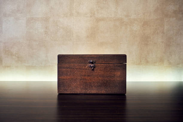 caixa de joias marrom vintage em uma mesa. - wooden box - fotografias e filmes do acervo