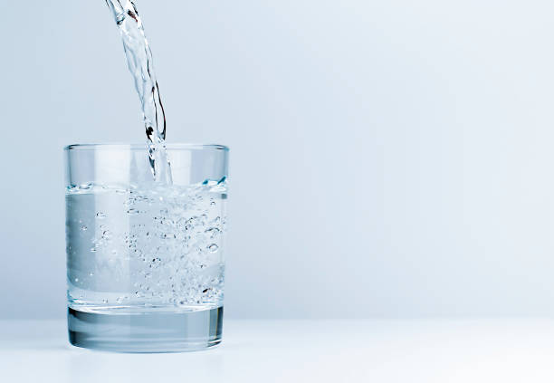 vaso de agua - water flowing water pouring ice fotografías e imágenes de stock