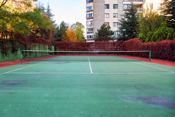 campo da tennis in argilla o superficie dura usurata con rete - toughness surface level court tennis foto e immagini stock