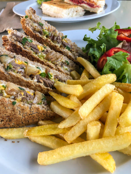 club sandwich servito con patatine fritte e insalata - club sandwich sandwich french fries turkey foto e immagini stock