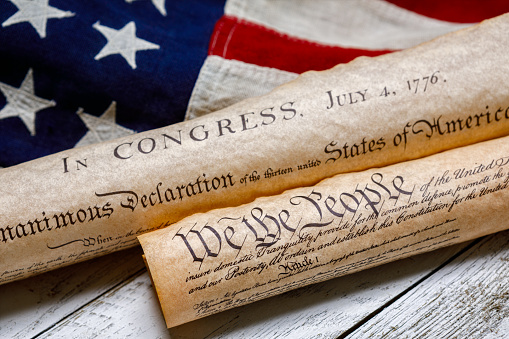 Constitución y Declaración de Independencia de los Estados Unidos sobre la Bandera Americana photo