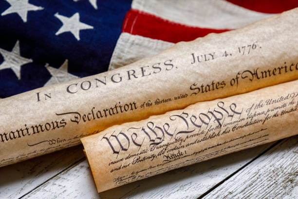 constituição dos eua e declaração de independência sobre bandeira americana - sovereignty - fotografias e filmes do acervo