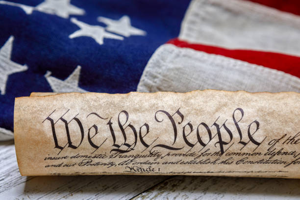 konstytucja usa zwinięte na amerykańskiej flagi - founding fathers zdjęcia i obrazy z banku zdjęć