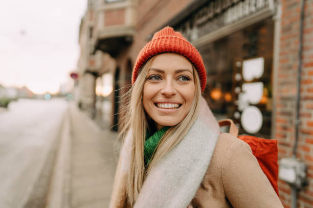 chica de la ciudad - beautiful lifestyles human face blond hair fotografías e imágenes de stock