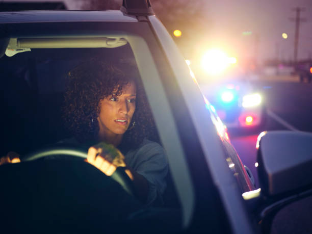 nightime polizei verkehrsstopp - car pursuit chasing night stock-fotos und bilder