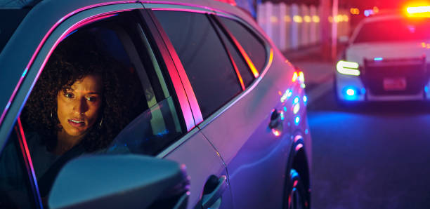 nightime polizei verkehrsstopp - people traveling flash stock-fotos und bilder