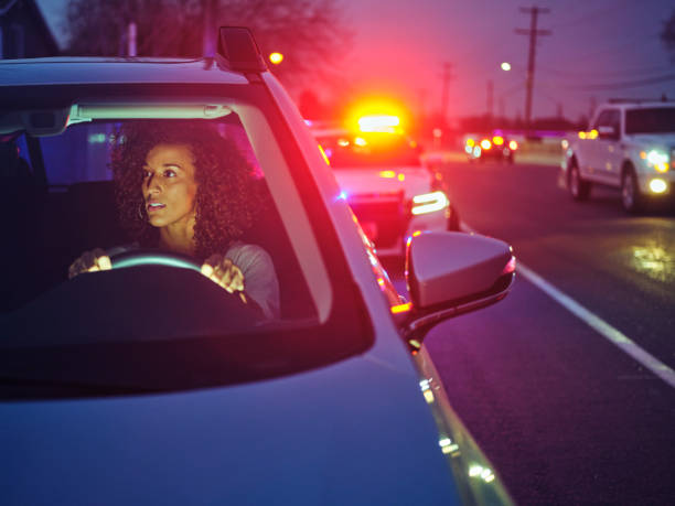 ナイティム警察交通停止 - car pursuit chasing night ストックフォトと画像