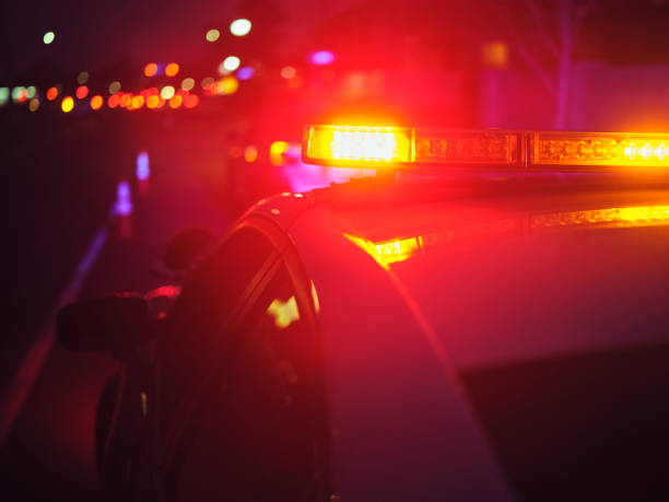 Polizei Scheinwerfer am Auto während der Verkehrsüberwachung auf die City  Road. Blitzlicht auf das Fahrzeug der Rettungsdienste. Rot und blau blinkt  auf dem c Stockfotografie - Alamy
