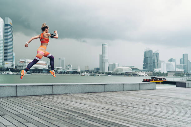 atleta femenina en el aire - grand river audio fotografías e imágenes de stock