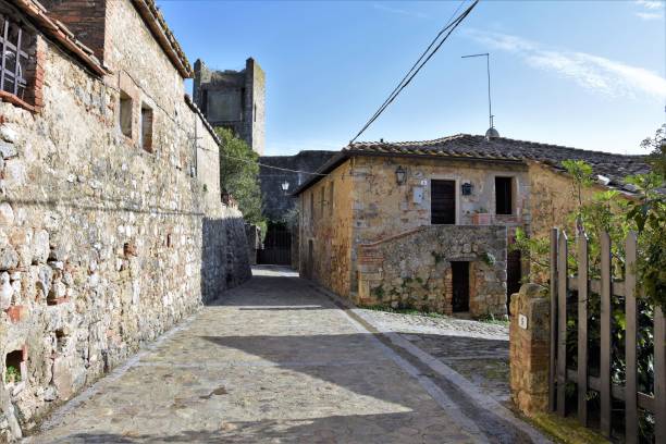 istock Monteriggioni, an Italian medieval town 1291429561