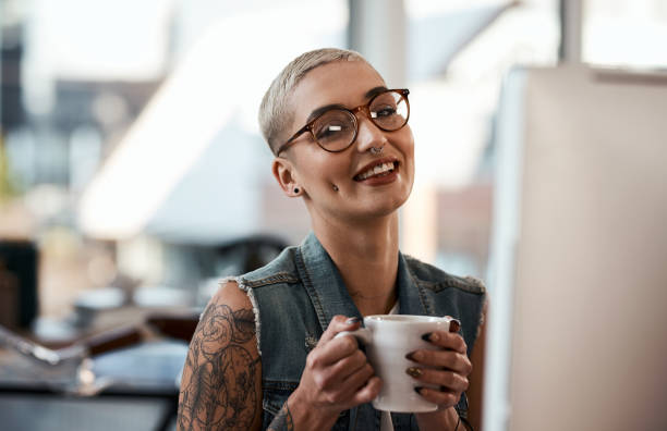 nada sabe mejor que una taza de café en el trabajo - pendiente de la nariz fotografías e imágenes de stock