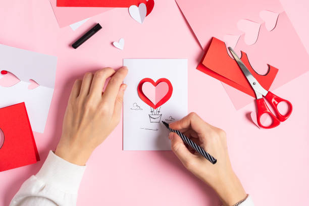 шаг 9. diy валентина поздравительная открытка, инструкция шаг за шагом. - craft valentines day heart shape creativity стоковые фото и изображения