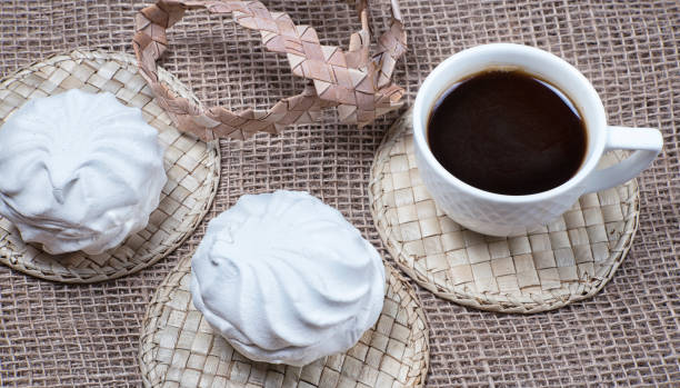 guimauves maison et tasse à café. bannière avec des biscuits de meringue sur le fond naturel de sackcloth. - coffee sack photos et images de collection