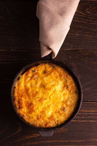 frittata con formaggio, mozzarella e zucca in stufata - cast iron skillet foto e immagini stock