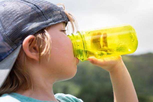 アクティブなのどが渇いた子供は屋外で水を飲みます。水和。 - h20 ストックフォトと画像
