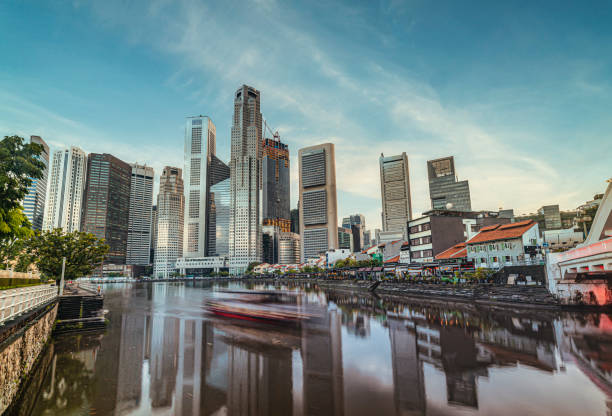 singapore incrocio incrocio strada trafficata durante il tramonto con movimento sfocato - singapore street business sky foto e immagini stock