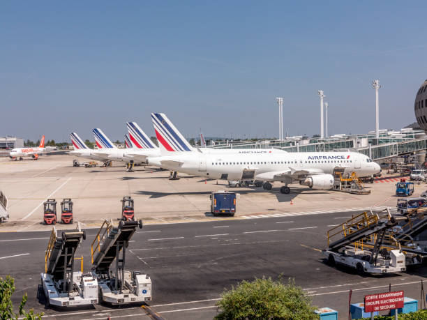 parques aeronáuticos de franquicia aérea en la nueva terminal del aeropuerto charles de gaulle en parís, francia - charles de gaulle fotografías e imágenes de stock