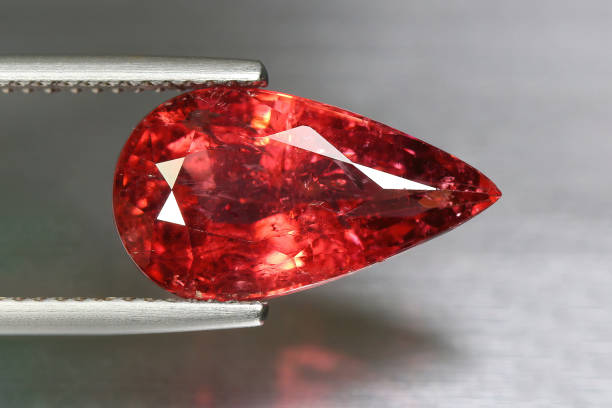 naturalny czerwony tourmaline szare tło - garnet precious gem gem green zdjęcia i obrazy z banku zdjęć