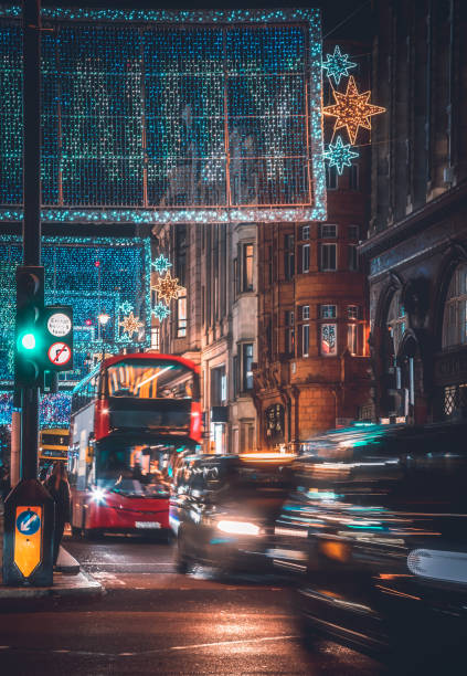 イギリス ロンドン リージェント・ストリートのクリスマス・ライツ - bus taxi london england double decker bus ストックフォトと画像