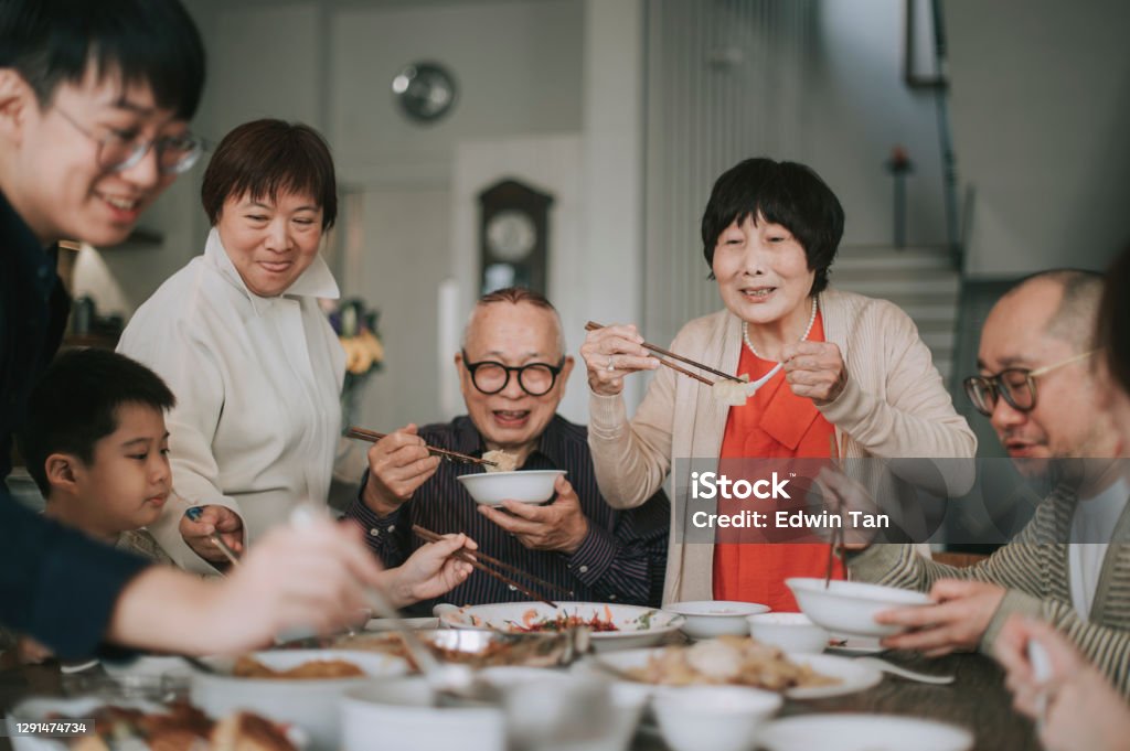 Asiatische chinesische Familie chinesische Sendejahr Wiedersehen Abendessen mit traditionellen Gerichten am Esstisch - Lizenzfrei Ostasiatische Kultur Stock-Foto