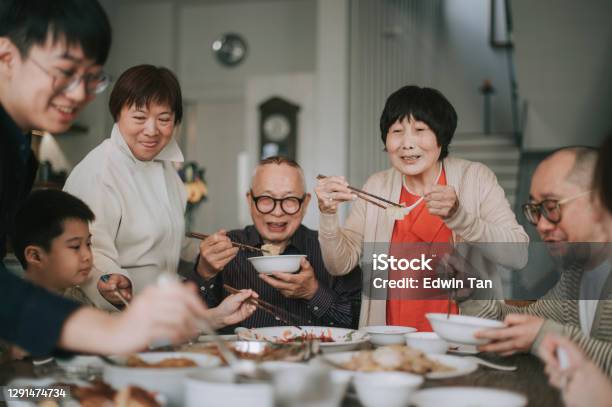 Asiatische Chinesische Familie Chinesische Sendejahr Wiedersehen Abendessen Mit Traditionellen Gerichten Am Esstisch Stockfoto und mehr Bilder von Ostasiatische Kultur