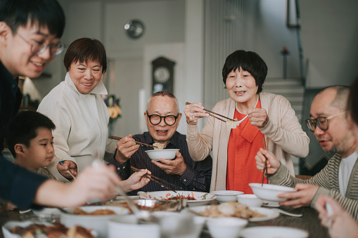La familia china asiática china china reunión reunión cena con platos tradicionales en la mesa de comedor photo
