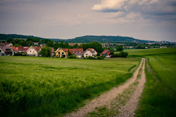 距離からマリアヒルフベルクとアンベルク - village germany german culture landscape ストックフォトと画像