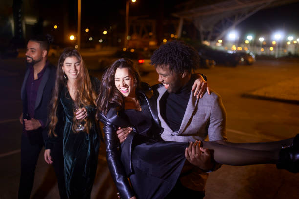 거리에서 밤에 술에 취한 소녀를 들고 친구 - city street flash 뉴스 사진 이미지