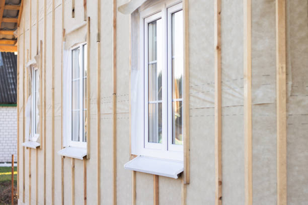 parete, frontone di una casa in costruzione con finestre, travi verticali e una membrana protettiva per rivestimento murale - cladding foto e immagini stock