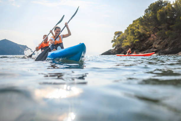 한데어 로고를 한데 주어 스페인 카약노를 한데로 한눈에 볼 수 있습니다. - women kayaking life jacket kayak 뉴스 사진 이미지