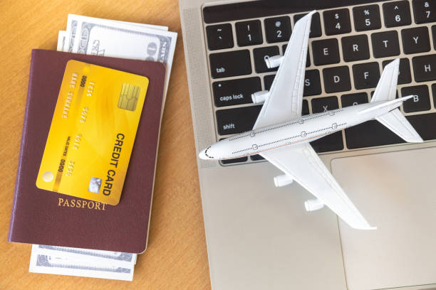 billetes de avión, pasaportes y tarjeta de crédito cerca de computadora portátil y avión en la mesa. concepto de reserva de entradas online - commercial airplane ticket wildlife reserve travel agency fotografías e imágenes de stock