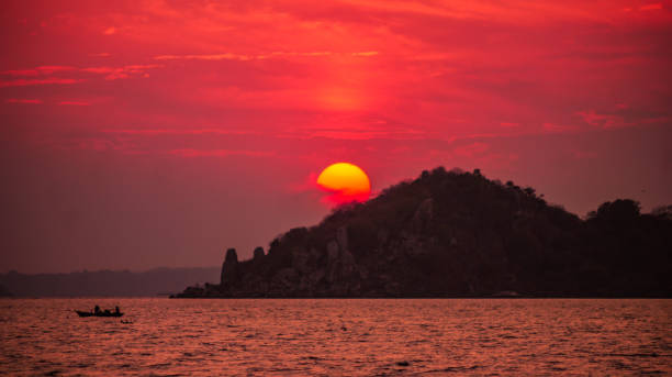 サアン島の夕暮れ - lake victoria ストックフォトと画像