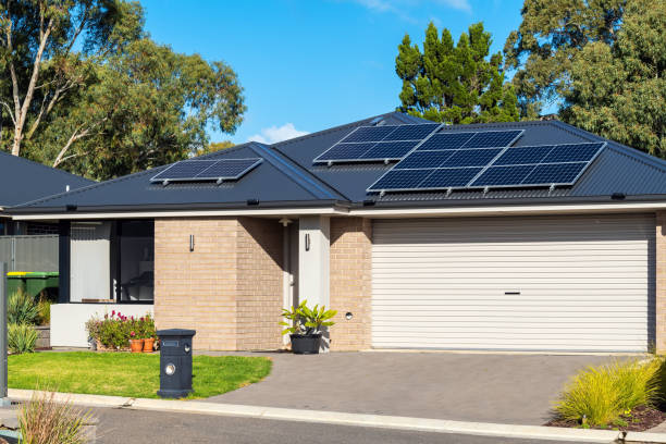 sonnenkollektoren auf dem dach des australischen hauses - metal roof fotos stock-fotos und bilder