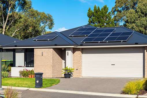 Paneles solares en el techo de la casa australiana photo