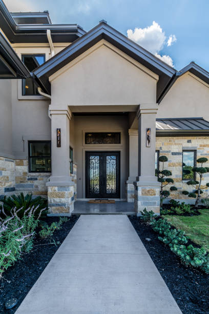 istock Stone and stucco entry of new home 1291541151