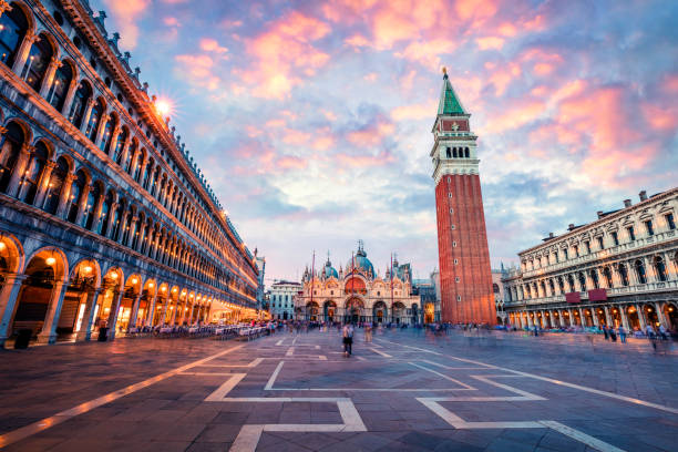 サン マルコ鐘楼とサン ・ マルコ大聖堂と正方形の幻想的な夕日。ヴェネツィア, イタリア, ヨーロッパのカラフルな夜の街並み。コンセプトの背景を旅行します。芸術的なスタイルの記事は - バシリカ ストックフォトと画像