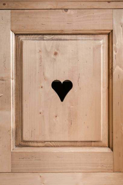 porte rustique d’armoire avec un coeur gravé - old fashioned domestic kitchen old close up photos et images de collection