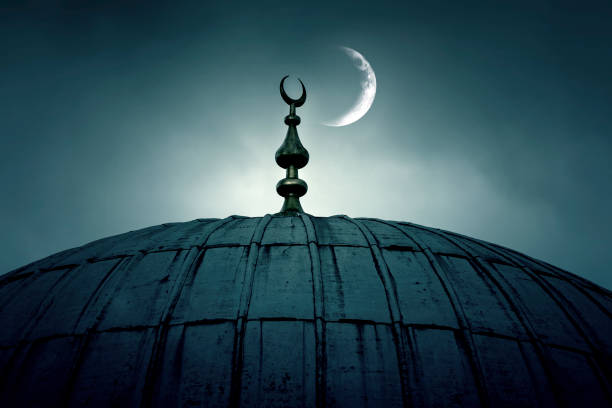kuppel einer alten moschee mit halbmond - ramadan stock-fotos und bilder