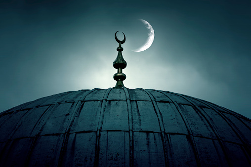 Cúpula de una antigua mezquita con una media luna photo