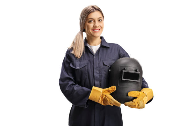 soldador hembra con uniforme sosteniendo un casco protector - manual worker portrait helmet technology fotografías e imágenes de stock